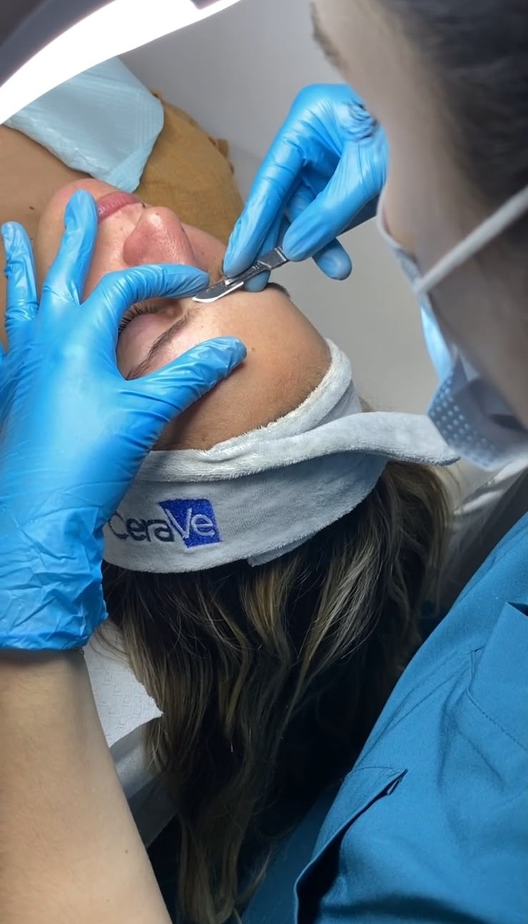 Limpieza Facial Glow con Dermaplaning
